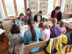 Pulitéros tojás festése Várasfenesen a Vasárnapi Iskolában